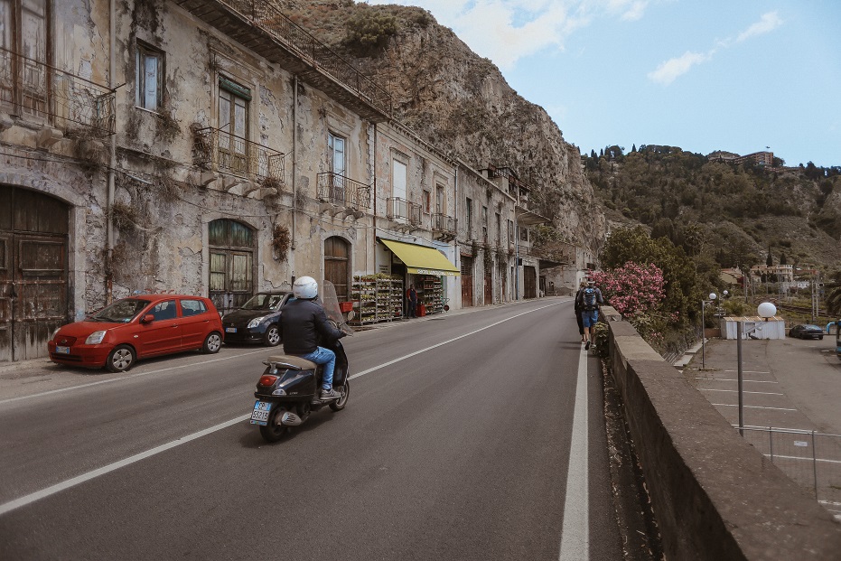 Sicilian road without a place for pedestrians