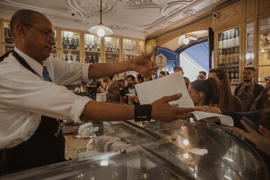 Waiters in Pasteis de Belem work amazingly quick - every minute two-three people receive their orders!