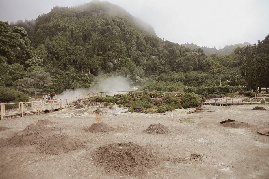 Place where Cozido das Furnas dish is prepared under the ground