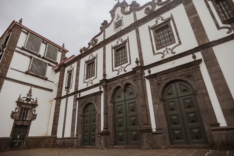 Lots of buildings in Ponta Delgada are black and white