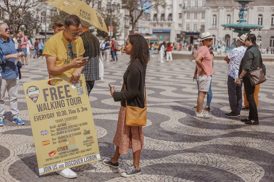 Look for the yellow t-shirts - free walking tour sign