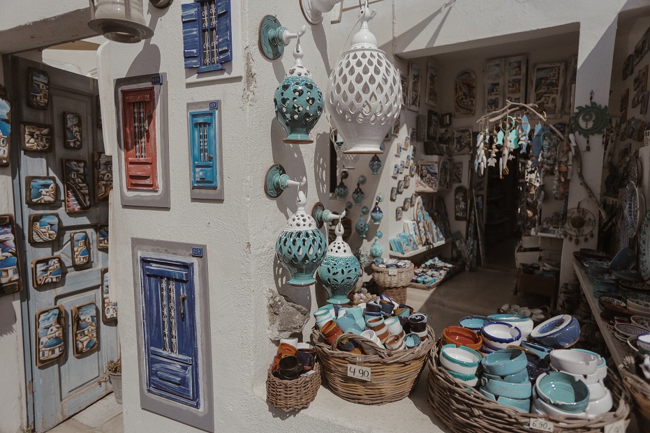 One of the hundreds of souvenir shops on the Island.