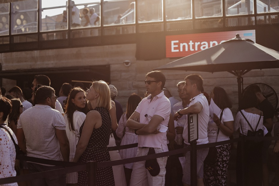 All touristic entrances are full of tourists. Want to come inside? Wait a few hours please