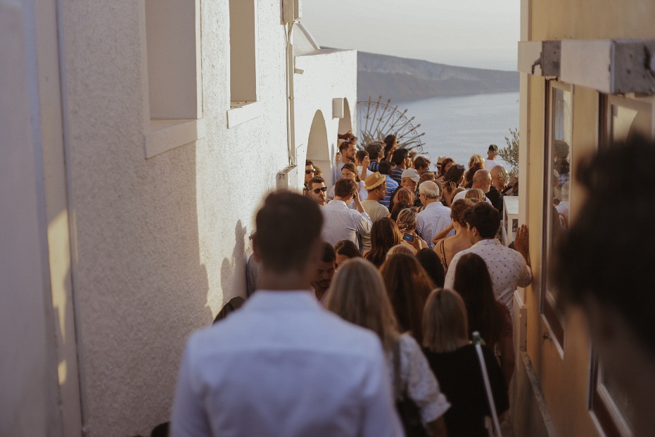 The crowded way to the "sunset view" part of Oia city